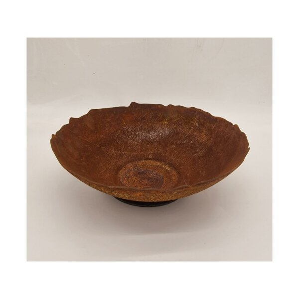 Rostdeko Schale flach mit leicht welligem Rand auf Platte D27cm H9cm