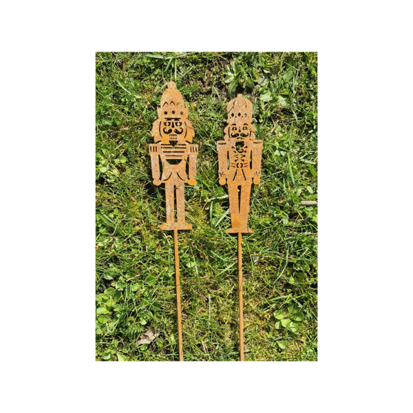 Rostdeko - Nussknacker 2 Stück sortiert Gartenstecker 5x15cm u. 5,3x16cm Stab 69cm lang